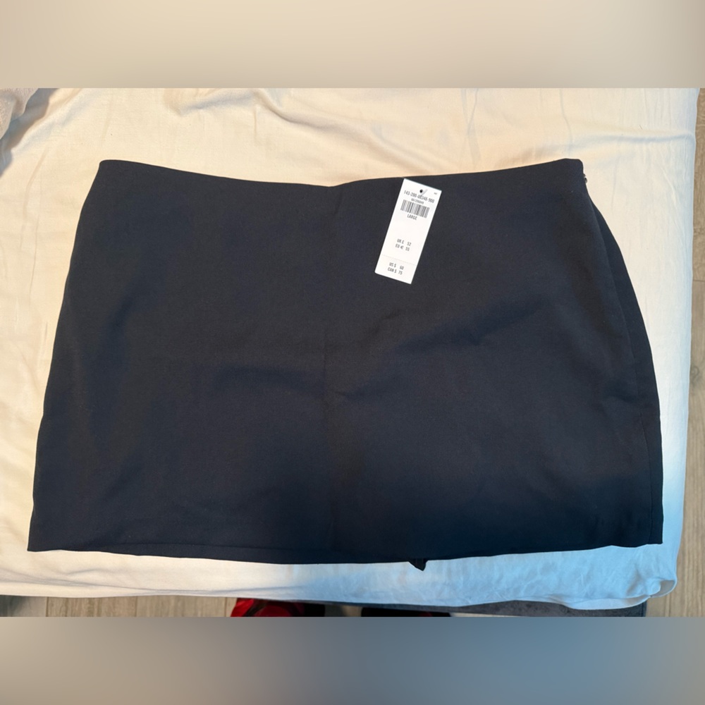 Black skirt/skort